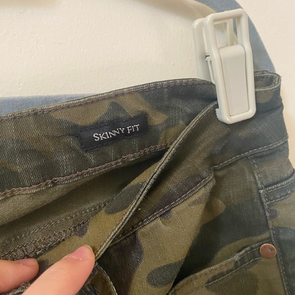 JUDY BLUE DISTRESSED CAMO SKINNY FIT JEANS SIZE 13/31 - Picture 7 of 8